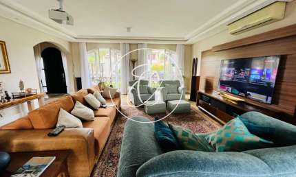 Casa espaçosa e elegante em terreno amplo no Atiradores