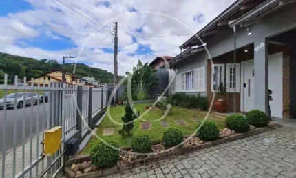 Residência averbada com 3 dormitórios e área de festas com piscina no bom retiro, joinville/sc