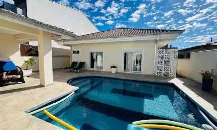 Casa Plana Averbada com Piscina, Salão de Jogos e Churrasqueira no Bairro Itaum, Joinville/SC