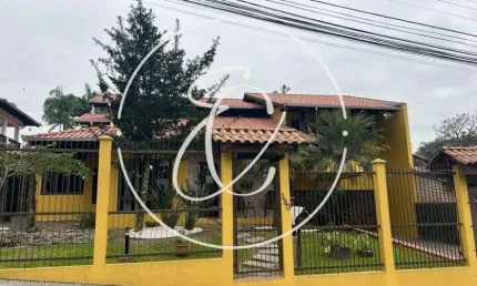 Amplo Sobrado Semi Mobiliado com 4 Quartos e Área de Lazer Completa à Venda no Bom Retiro, Joinville - SC