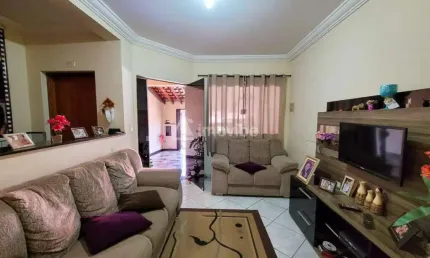 Sobrado a venda no Jardim Dona Regina, 150m² de terreno, 254m² de construção.
