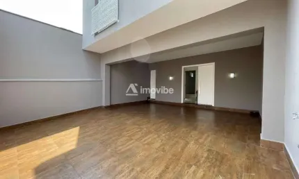 Casa assobradada com dois dormitórios no Centro da cidade de Santa Bárbara D'Oeste.