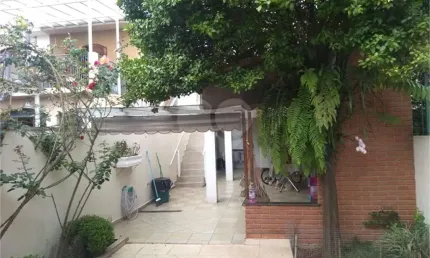 Casa térrea com entrada lateral sendo 3 dormitórios, sendo 2 suítes e duas vagas