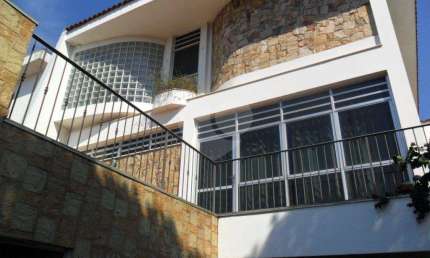 Casa assobradada de alto padrão e com excelente localização