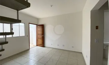 Sobrado em condomínio fechado com 2 dormitórios, 1 banheiro, cozinha, sala e lavanderia