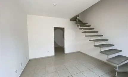Sobrado em condomínio fechado com 2 dormitórios, 1 banheiro, cozinha, sala e lavanderi