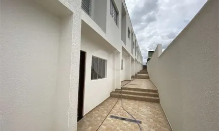 Sobrado em condomínio fechado com 2 dormitórios, 1 banheiro, cozinha, sala e lavanderia