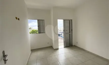 Sobrado em condomínio fechado com 2 dormitórios, 1 banheiro, cozinha, sala e lavanderia,