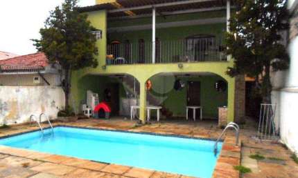 Amplo sobrado nas Palmas de Tremembé com piscina e churrasqueira
