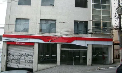 Prédio inteiro com 16 metros de frente na rua Alfredo Pujol
