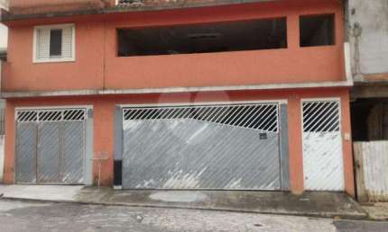 Sobrado com quatro dormitórios, sendo uma suíte, 3 banheiros, 3 vagas de garagem,
