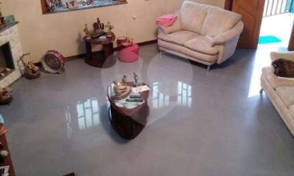 Casa assobradada com 3 suites , sendo uma master com hidromassagem e terraço, lavabo 6 vagas