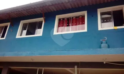 Casa térrea, em rua larga, no bairro de Santa Teresinha