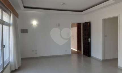 03 QUARTOS BEM ESPAÇOSOS, 03 BANHEIROS , ÁREA EXTERNA COBERTA E FECHADA  BEM AMPLA , SALA , COZINHA