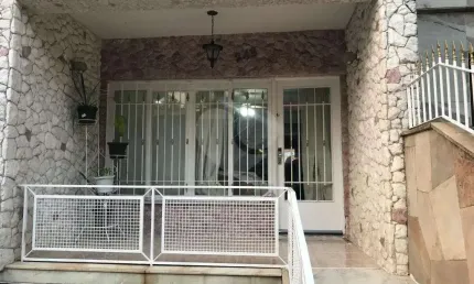 Sobrado muito bem localizado na região de Santa Terezinha, 3 dormitórios, uma suíte e 3 vagas.