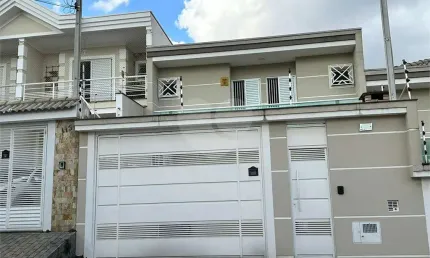 Lindo sobrado novo com 2 suítes, 2 vagas e churrasqueira