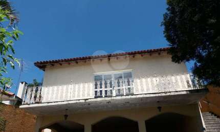 Ampla residência à venda na Vila Albertina, em local tranquilo, todo arborizado