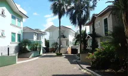 Casa em condomínio fechado no Jardim Floresta, 3 suítes, área gourmet, piscina, 4 vagas.