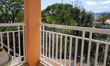 Excelente sobrado com 3 suítes e 4 vagas de garagem. Aquecimento solar