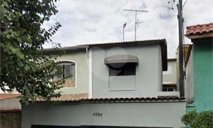 Excelente terreno com duas ótimas casas com 06 vagas de garagem.