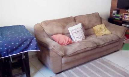 Casa com terreno 10 metros de frente e 35 metros de fundos