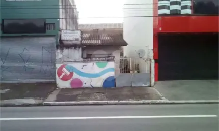 Casa térrea na avenida Engenheiro Caetano Alvares, com 2 entradas/ saídas na rua de trás do imóvel.