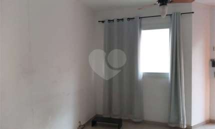 SOBRADO EM CONDOMÍNIO FECHADO - 2 DORM. 1 VAGA. 2 WC