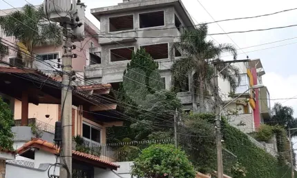 Sobrado em condomínio em fase de construção, rua com cancela e guarita, subida Serra da Cantareira