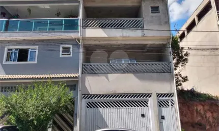 Sobrado  03 dormitorios - Rua sem saida com Vigilancia Presencial 24 horas