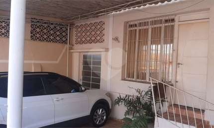 São 3 casas, próximo ao metrô Parada Inglesa, próximo a comércios da região.