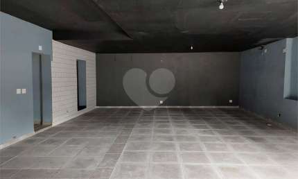 Prédio de esquina com 300M², localizado em região estratégica na :Parada Inglesa