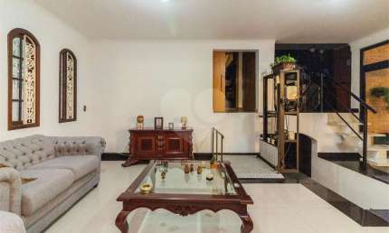 Casa com acessibilidade - 4 dorm sendo 1 c/suíte e closet e 1 c/ suíte, ampla sala, piscina