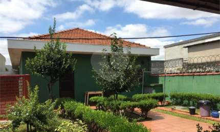 Casa térrea, bem arejada  3 dormitórios com uma suíte, 2 vagas, rua tranquila,