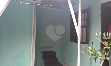 Casa térrea com comércio conjugado. Terreno conta com 260 metros quadrados. Acasa tem garagem. Amplo