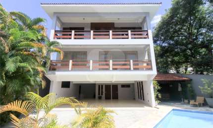 CASA À VENDA REFORMADA COM 4 QUARTOS (SUÍTES), PISCINA E 6 VAGAS NO CITY AMÉRICA