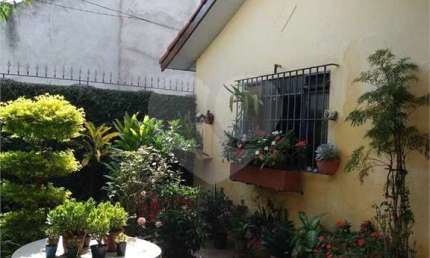 DUAS CASAS NO MESMO TERRENO EM EXCELENTE LOCALIZAÇÃO, TERRENO MEDE 284 M² COM 9,45 DE FRENTE.