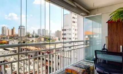 Apartamento no Cambuci, de 46m2  com 1 dormitório, cozinha com armários, sala com varanda e 1 vaga