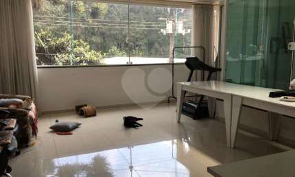 Sobrado no Jardim Joamar com 04 dormitorios e 02 vagas com quintal nos fundos