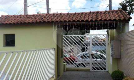 Casa á venda em condomínio na Vila Ede - 2 suítes e 1 vaga de garagem.