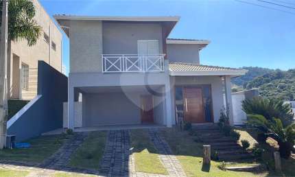 Linda casa com 3 dormiórios a venda em condomíneo fechado na cidade de Atibaia-SP