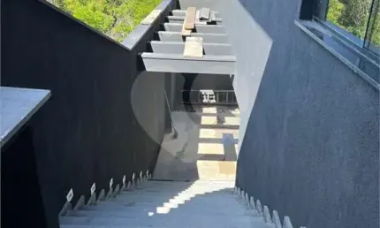 Linda casa assobradada á venda com 3 dormitóris na cidade adorável de Bragança Paulista -SP