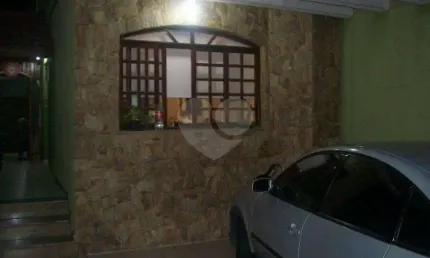 Casa na parada inglesa, em rua calma, próximo à comércios ( padaria, mercado ) fácil acesso condução
