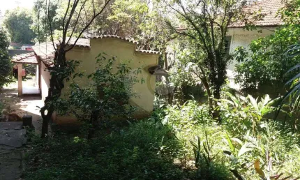 Casa térrea à venda em local tranquilo e arborizado