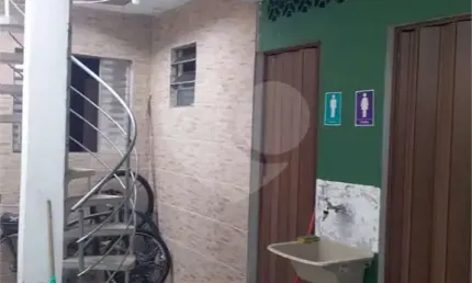 Sobrado contendo 2 casas e 1 salão c/vaga de garagem coberta.