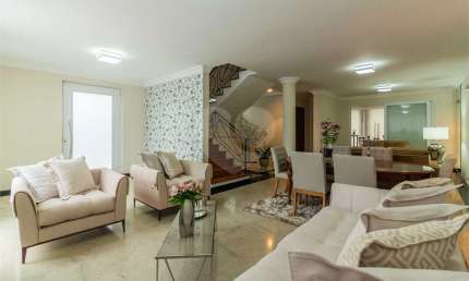 CASA Á VENDA COM 4 QUARTOS, 4 SUÍTES, 4 VAGAS, PISCINA EM ALTO DE PINHEIROS.