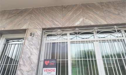 Bela casa térrea com 2 dormitórios 1 suíte e 1 vaga coberta.