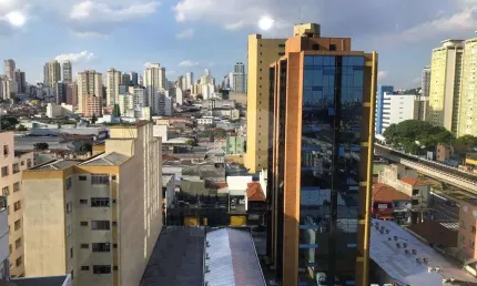 Sala comercial. 300 metros do Metrô. Com móveis e dois banheiros. Andar alto.