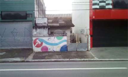 Casa térrea na avenida Engenheiro Caetano Alvares, com 2 entradas/ saídas na rua de trás do imóvel.
