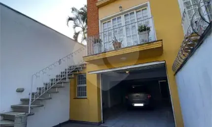 Sobrado de 3 suítes, 4 vagas de garagem no Bairro Jardim França