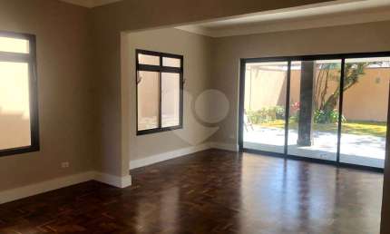 CASA A VENDA NO HORTO FLORESTAL COM 4 DORMS (2 SUÍTES) E 2 VAGAS DE GARAGEM